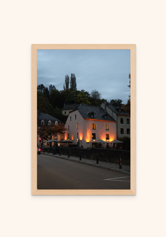 Evening Stroll In The Old Town - Art Spectrum