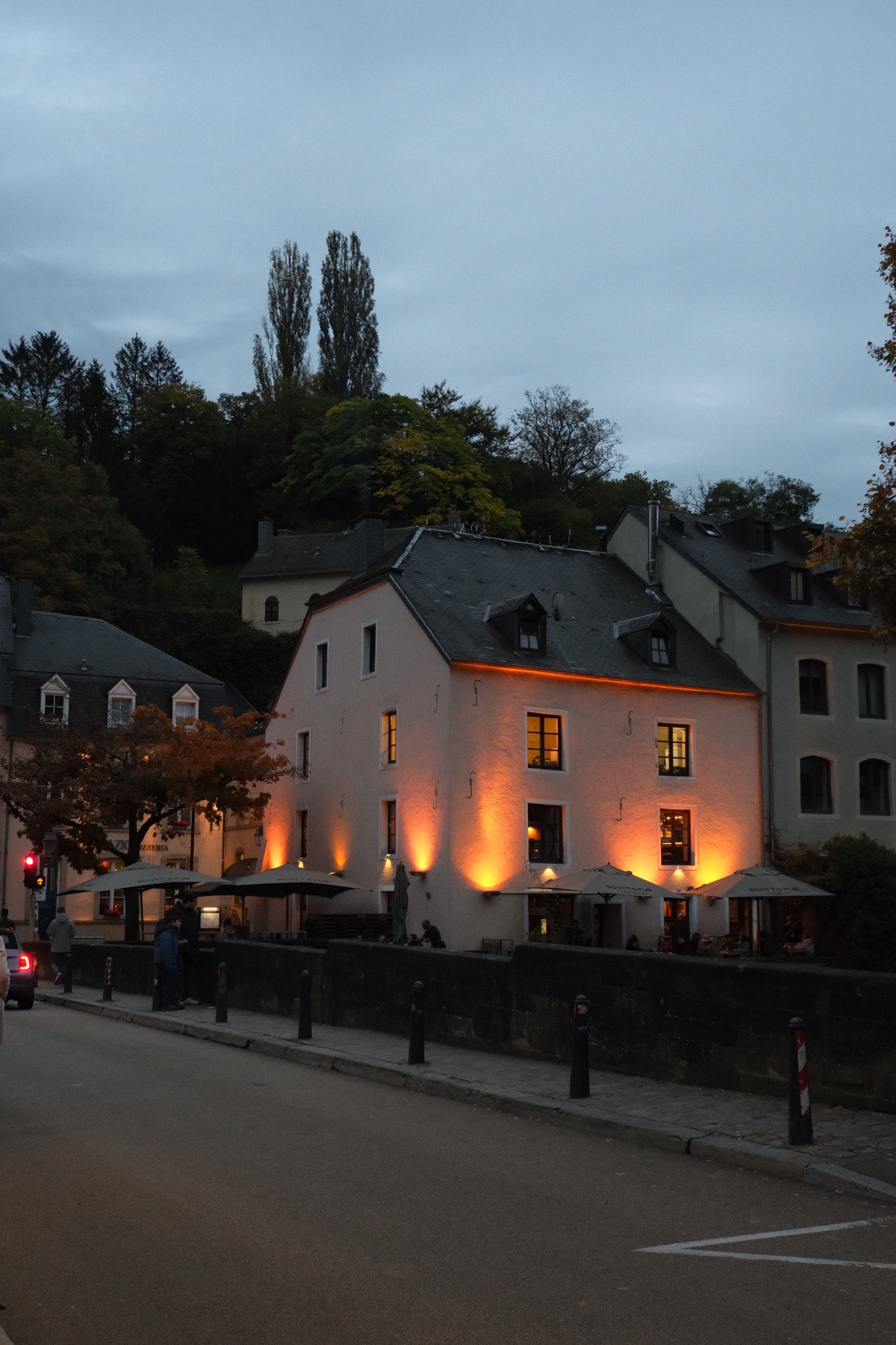 Evening Stroll In The Old Town - Art Spectrum